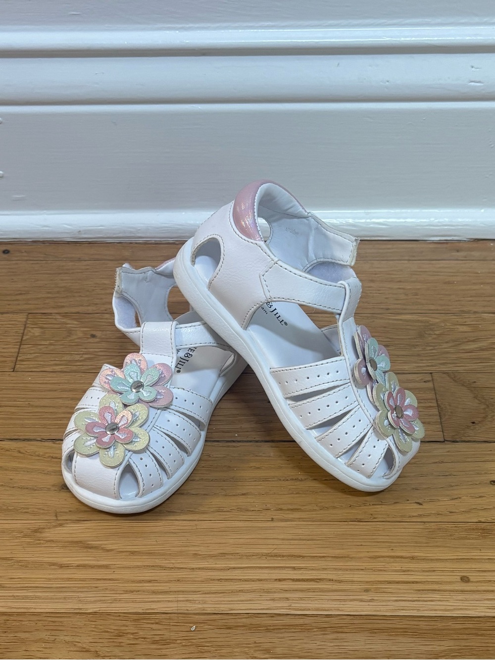 Kids White Leather-Looking Memory Foam Flower Sandals